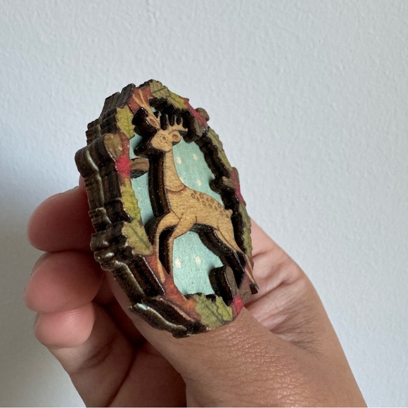 🦌 Handcrafted Cottagecore Reindeer Wood Brooch (Hand painted wood deer) - Picture 7 of 10